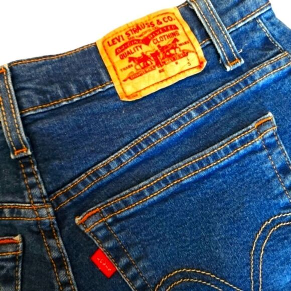 Vintage high rise Levi's cheeky shorts - Picture 6 of 7